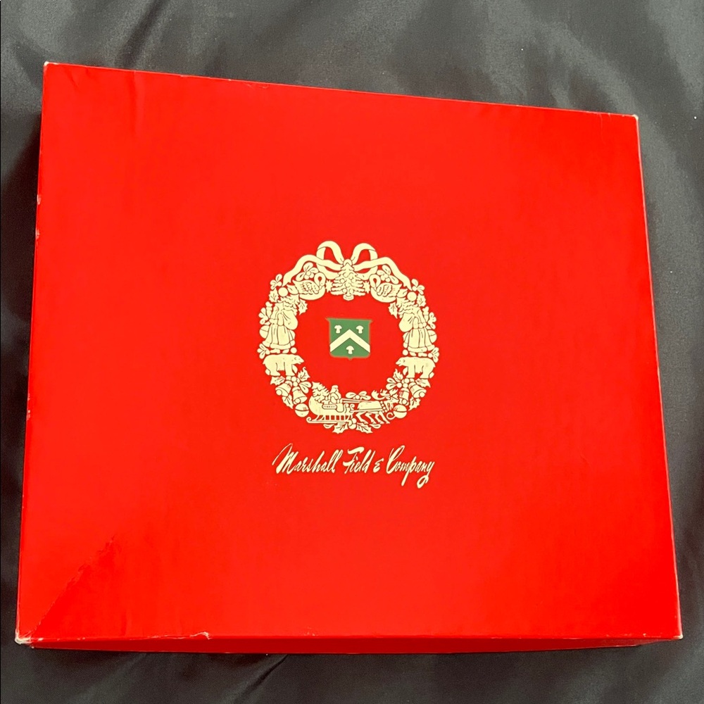 Vtg MARSHALL FIELD & COMPANY Christmas Gift Box w/Gold Wreath 10.75” x 9.75”